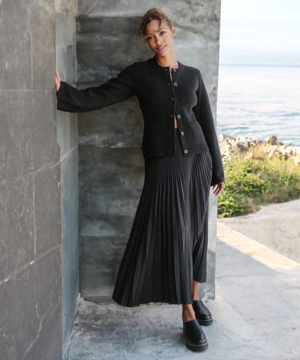 Women's Elegant Button Cardigan with Round Neck and Slim Fit Cut