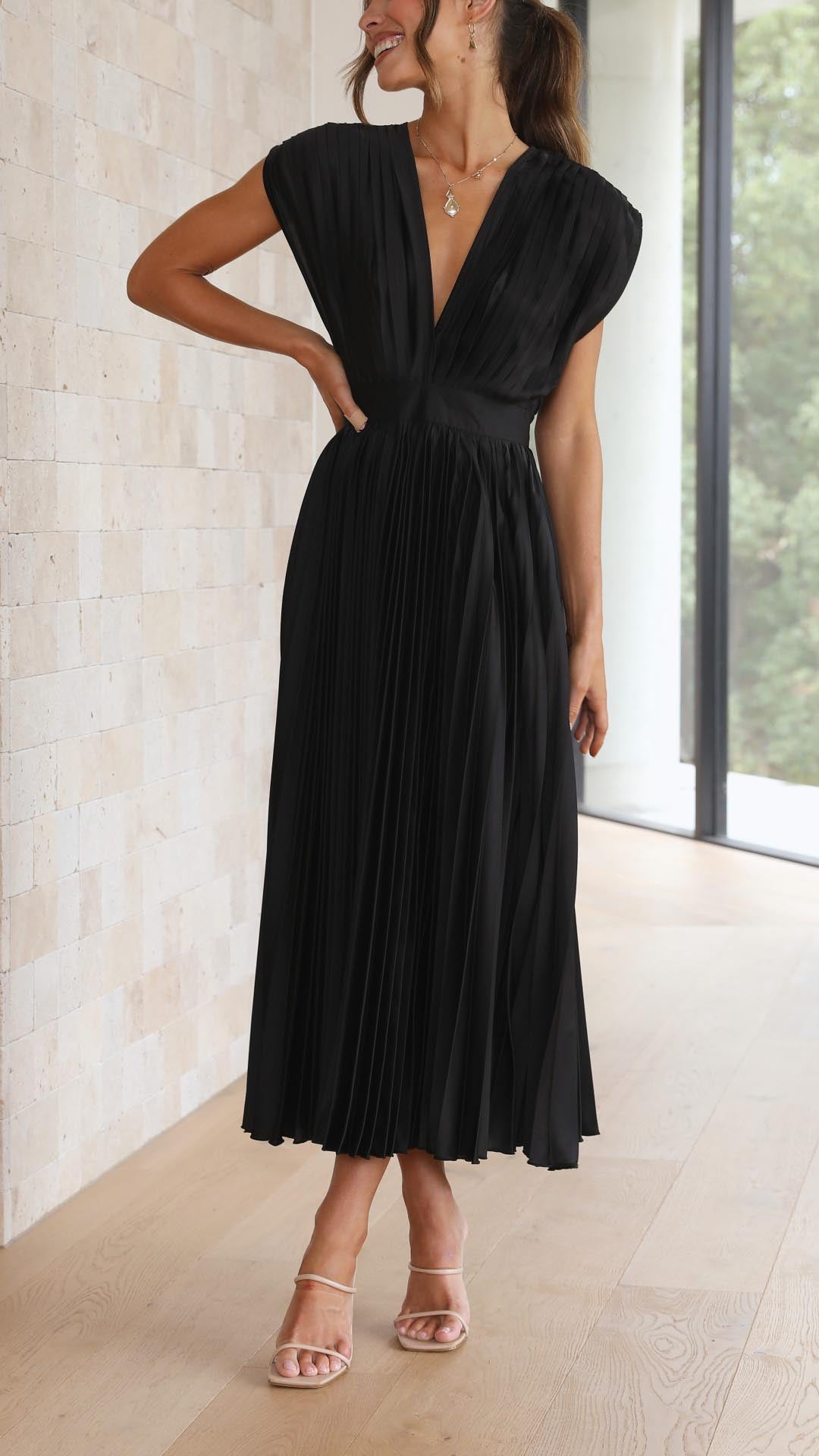 Women's Pleated V-Neck Maxi Dress